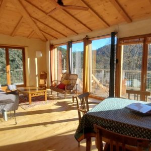 Hébergement insolite en Languedoc-Roussillon, avec vue panoramique et intérieur lumineux.