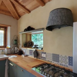 Cabane en bois à Languedoc-Roussillon, avec cuisine au design rustique et plafond en bois.