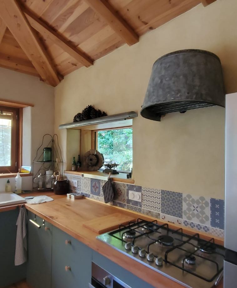Cabane en bois à Languedoc-Roussillon, avec cuisine au design rustique et plafond en bois.