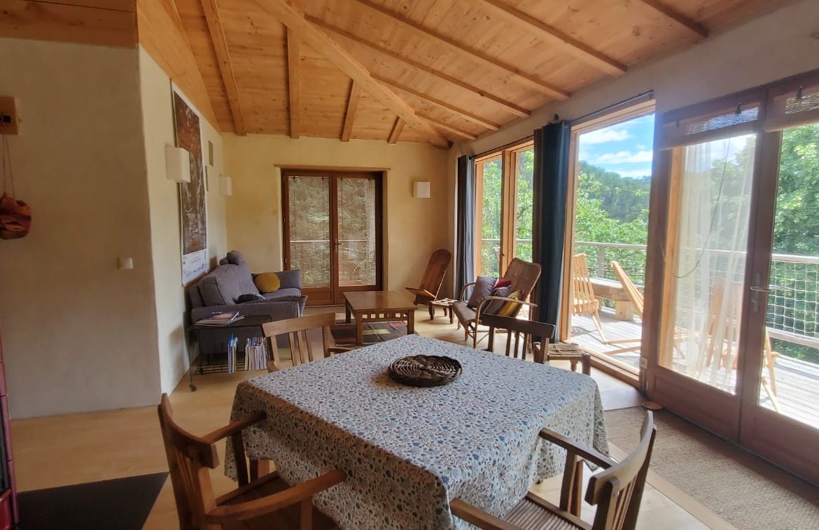 Hébergement insolite en Languedoc-Roussillon, intérieur chaleureux avec vue sur la nature.