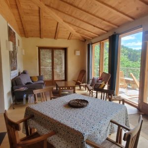 Hébergement insolite en Languedoc-Roussillon, intérieur chaleureux avec vue sur la nature.