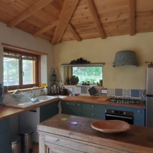 Cuisine chaleureuse dun hébergement insolite en bois à Languedoc-Roussillon.