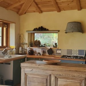 Hébergement insolite en Languedoc-Roussillon, cuisine chaleureuse avec plafond en bois.