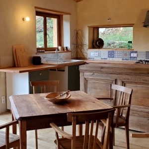 Hébergement insolite en Languedoc-Roussillon, cuisine chaleureuse avec mobilier en bois.