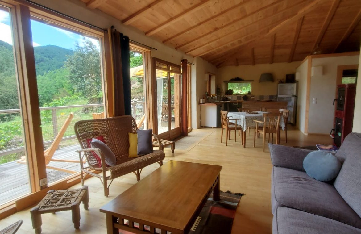 Chalet moderne en bois avec vue sur la nature, lumineux et accueillant.