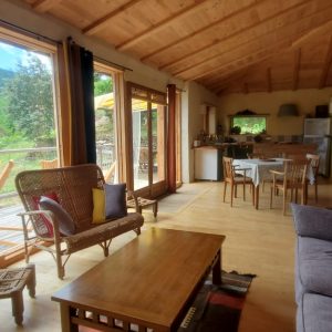 Chalet moderne en bois avec vue sur la nature, lumineux et accueillant.