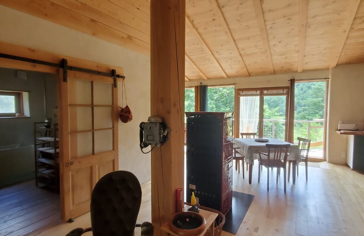 Hébergement insolite en bois à Languedoc-Roussillon, avec grandes baies vitrées et lumière