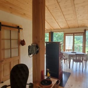 Hébergement insolite en bois à Languedoc-Roussillon, avec grandes baies vitrées et lumière