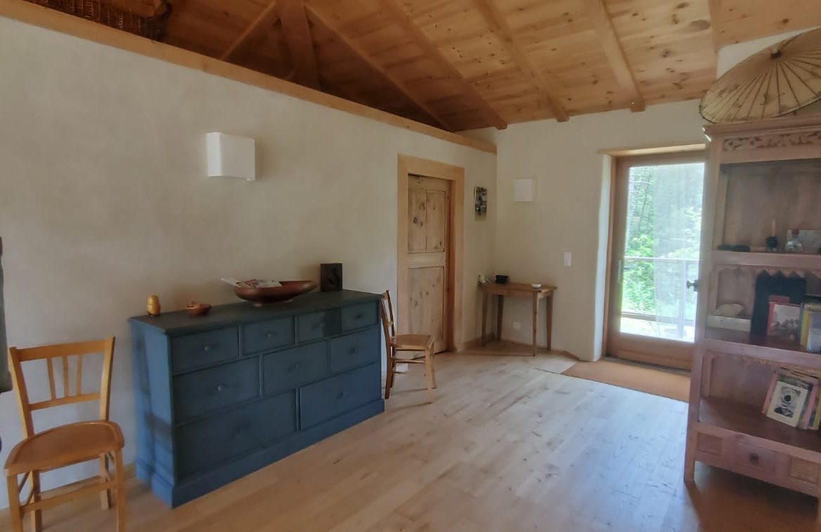 Hébergement insolite en bois à Languedoc-Roussillon, intérieur chaleureux et lumineux.