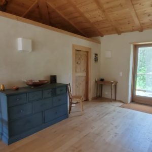 Hébergement insolite en bois à Languedoc-Roussillon, intérieur chaleureux et lumineux.