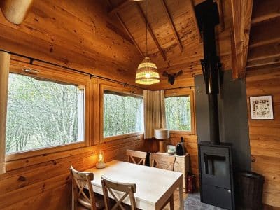 Cabane en bois à Pays de la Loire, avec un intérieur chaleureux et des fenêtres lumineuses.