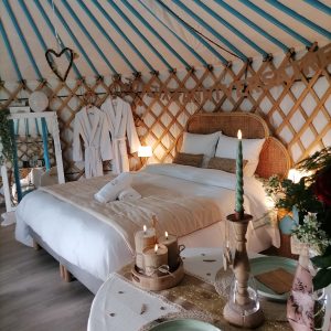Yourte romantique en Pays de la Loire, décorée avec des bougies et des fleurs.