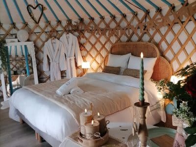 Yourte romantique en Pays de la Loire, décorée avec des bougies et des fleurs.