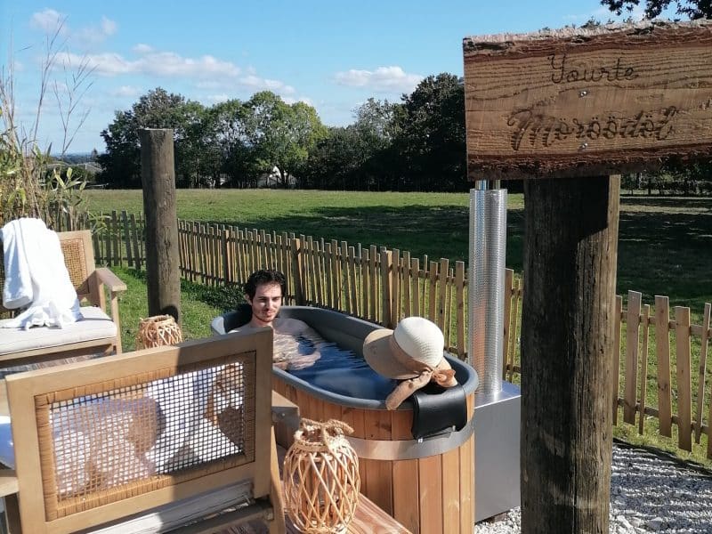 Hébergement insolite en Pays de la Loire avec jacuzzi extérieur et vue dégagée.
