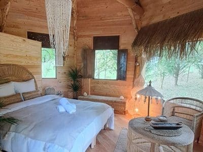 Cabane en bois au Pays de la Loire, avec lit douillet et décoration naturelle.