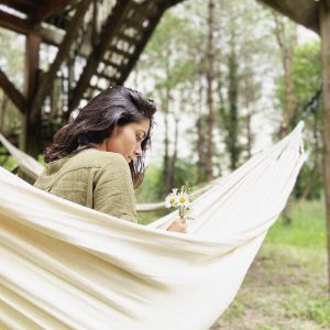 Hébergement insolite en hamac, entouré de verdure, ambiance paisible et relaxante.