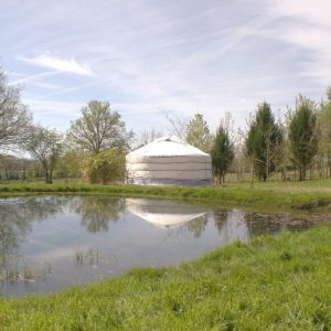 Yourte au bord dun étang, entourée de verdure dans le Pays de la Loire.