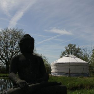 Yourte paisible au Pays de la Loire, avec une statue de Bouddha en arrière-plan.