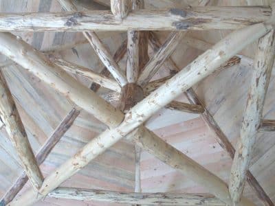 Toit en bois de cabane insolite dans les Pays de la Loire, avec poutres apparentes.