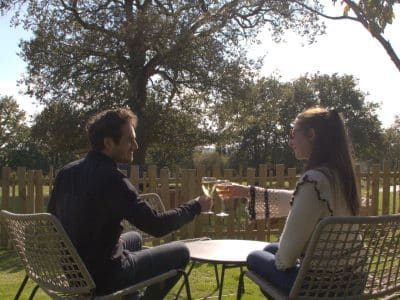 Hébergement insolite en Pays de la Loire : couple se détendant avec des cocktails en plein air.
