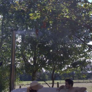 Hébergement insolite en Pays de la Loire : baignoire extérieure sous un arbre.