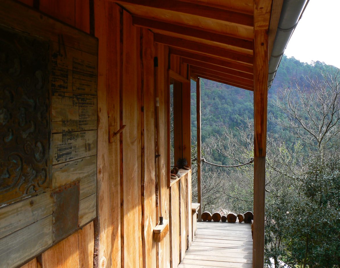 Cabane en bois perchée, offrant une vue imprenable sur la nature environnante.