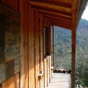 Cabane en bois perchée, offrant une vue imprenable sur la nature environnante.