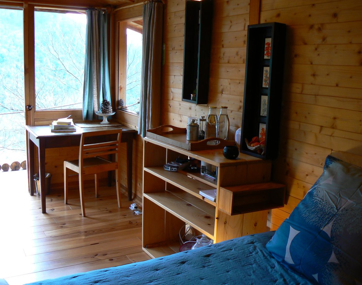 Chalet en bois lumineux avec vue sur la nature, ambiance chaleureuse et cosy.