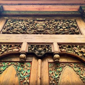 Hébergement insolite en bois sculpté, riche en détails floraux et couleurs vives.