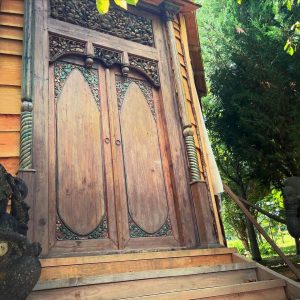 Cabane en bois sculpté, porte ornée et ambiance naturelle au cœur des Pays de la Loire.