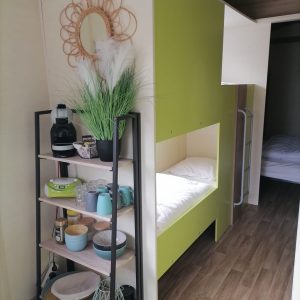 Hébergement insolite en Pays de la Loire, avec un coin nuit et une décoration moderne.