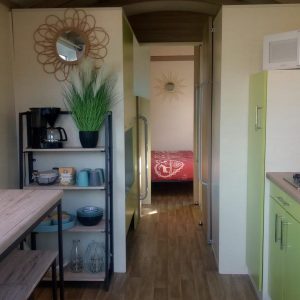 Hébergement insolite en Pays de la Loire : intérieur moderne avec cuisine équipée et décoration