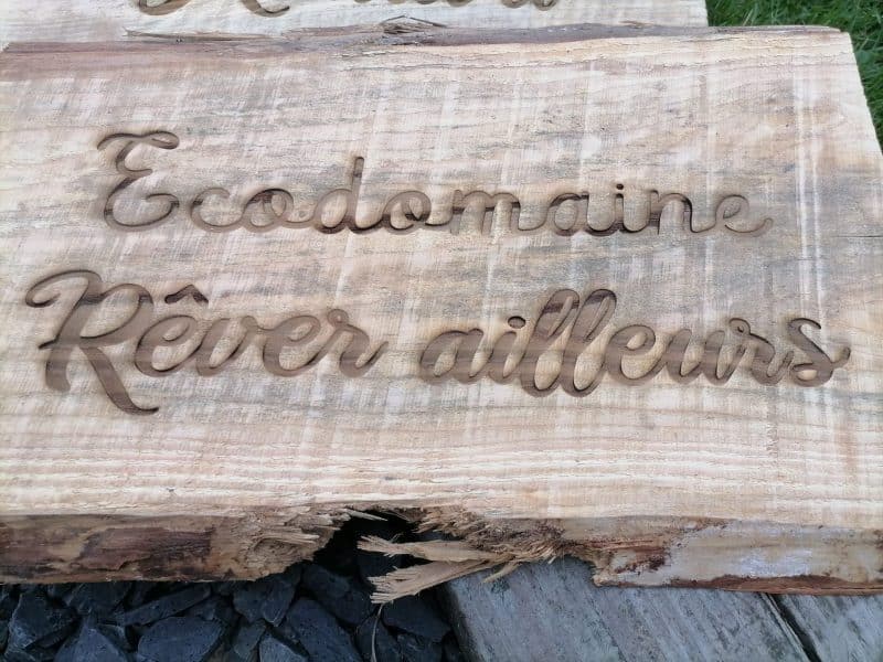 Ecodomaine Rêver ailleurs avec une belle signalétique en bois gravé.