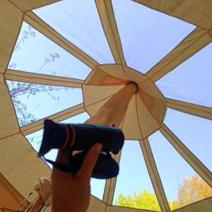 Tente insolite à Languedoc-Roussillon, vue panoramique sur le ciel à travers le toit.