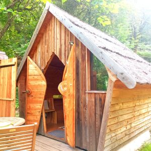 Cabane en bois au Languedoc-Roussillon, toit en chaume et ambiance naturelle.