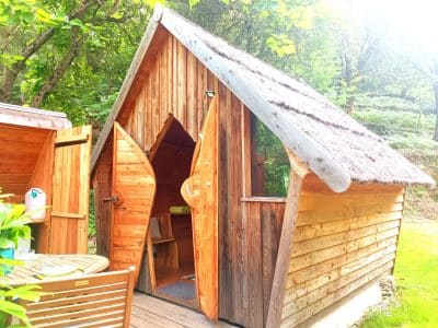 Cabane en bois au Languedoc-Roussillon, toit en chaume et ambiance naturelle.