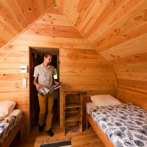 Cabane en bois dans le Languedoc-Roussillon, intérieur chaleureux avec lits simples.
