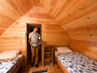 Cabane en bois dans le Languedoc-Roussillon, intérieur chaleureux avec lits simples.