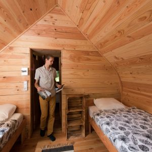 Cabane en bois dans le Languedoc-Roussillon, intérieur chaleureux avec lits simples.