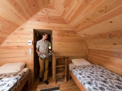 Cabane en bois dans le Languedoc-Roussillon, intérieur chaleureux avec lits simples.