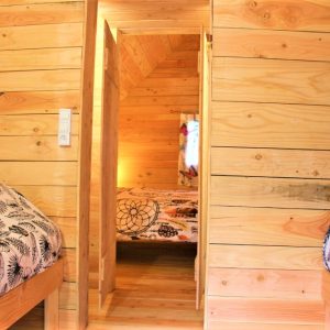 Hébergement insolite en bois à Languedoc-Roussillon, intérieur chaleureux et cosy.
