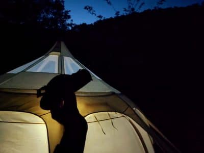 Tente suspendue dans le Languedoc-Roussillon, éclairée par une lampe à lintérieur.