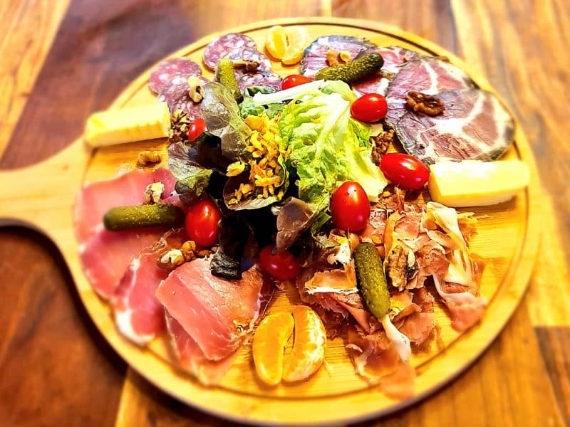 Planche de charcuterie raffinée, idéale pour un séjour gourmand en hébergement rural.