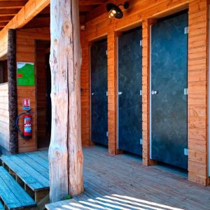 Cabane en bois avec douches extérieures, située en pleine nature à Languedoc-Roussillon.