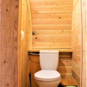 Toilettes en bois dans un hébergement insolite à Languedoc-Roussillon. Ambiance chaleureuse.