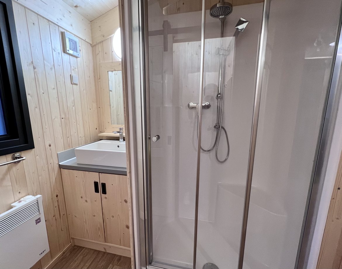 Salle de bain moderne dans un hébergement insolite en bois en Auvergne-Rhône-Alpes.