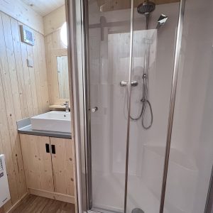 Salle de bain moderne dans un hébergement insolite en bois en Auvergne-Rhône-Alpes.