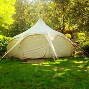 Tente safari spacieuse, nichée dans la verdure luxuriante du Languedoc-Roussillon.