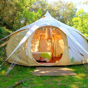 Tente géodésique confortable, entourée de verdure, idéale pour un séjour insolite.