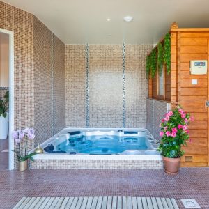 Hébergement insolite en Aquitaine avec jacuzzi et sauna en bois chaleureux.